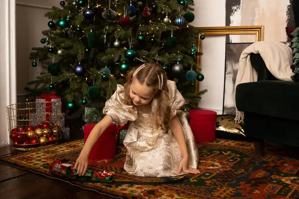 Édes Kislány Otthon Karácsonyfa Mellett Boldog Lány Játszik Játék Vonat Jogdíjmentes Stock Fotók