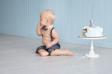 Neşeli bebek ilk doğum günü pastası ezme kutlamasını yaşıyor. Birinci doğum günü dönüm noktası.