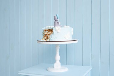 Bir çocuğun ilk doğum günü için mavi kremalı dağınık doğum günü pastası, pasta ezme partisi