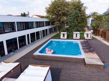 Havuzdaki kadın görüntüsü