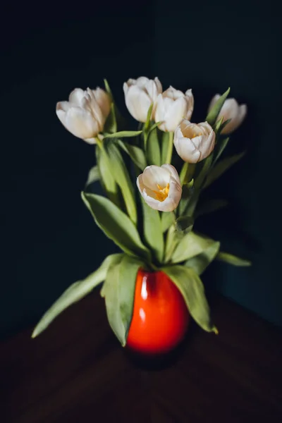 Fleurs Blanches Dans Vase Rouge — Photo