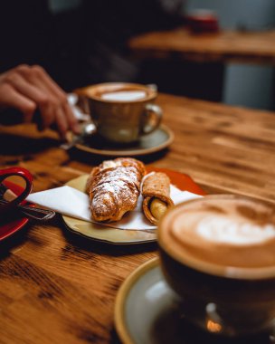 Edinburgh 'da hamur işleriyle dolu bir kafe.