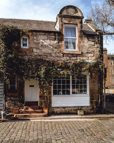 Edinburgh 'da büyük beyaz pencereli güzel bir ev.
