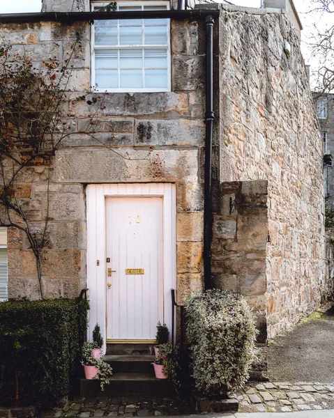 Mews Haus Mit Einer Hellrosa Tür Und Rosa Töpfen Auf — Stockfoto