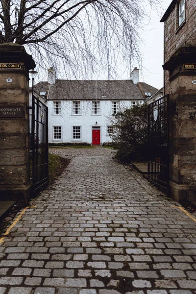 Bílý Zámek Červenými Dveřmi Edinburghu — Stock fotografie