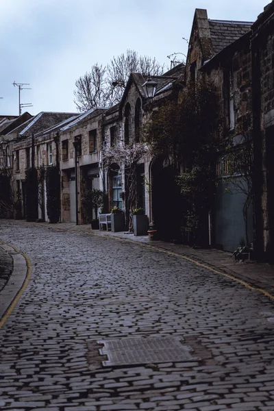 Edinburgh 'da güzel bir yolda mavi saat