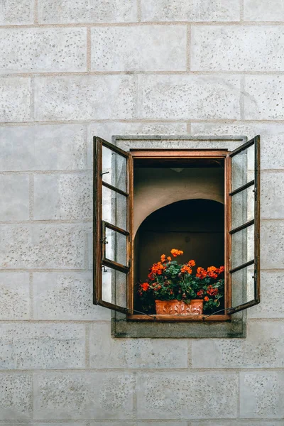 Stará Otevřená Okna Květiny Uprostřed — Stock fotografie
