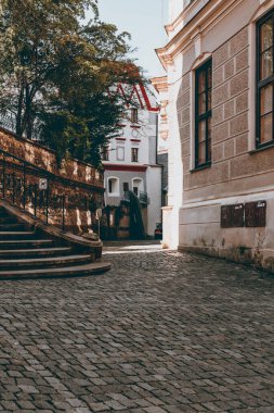 Çek Cumhuriyeti 'nde güneşli bir yaz sabahı. Güzel binalar ve merdiven