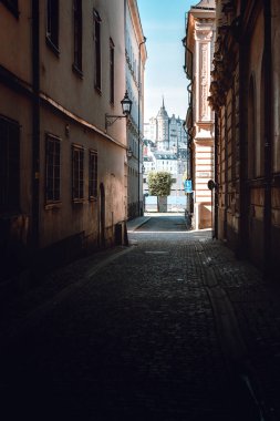 Stockholm 'ün diğer tarafındaki bir sokağa bakıyorum.