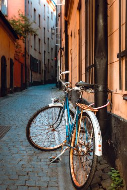 Gamla Stan Stockholm 'de bir araba yağmur oluğuna bağlı.