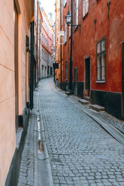 Stockholm 'de sabah boş bir cadde, renkli binalarla dolu.