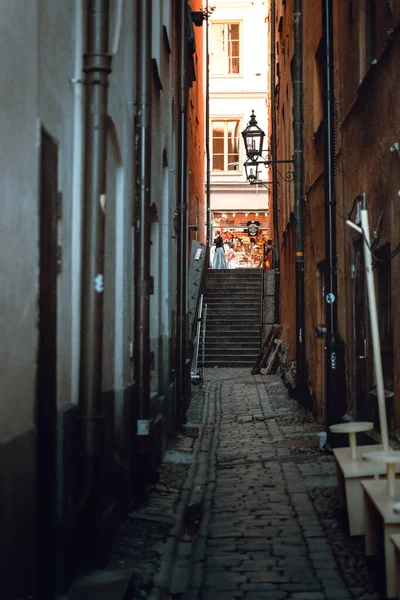 Beco Estreito Estocolmo Com Alguns Uma Rua Mais Animada — Fotografia de Stock