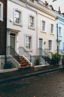 Londra 'da yağmurdan sonra ıslak sokak