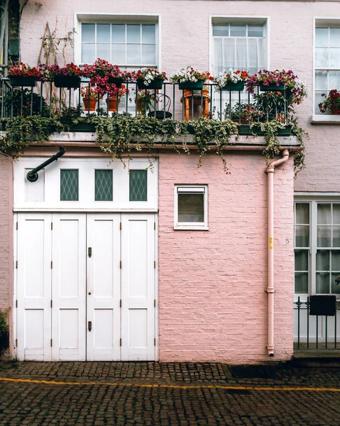 Рожевий Будинок Великими Білими Дверима — стокове фото