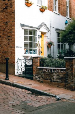 Hampstead Londra 'da sarı kapılı güzel bir ev.