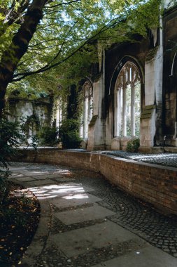 Doğudaki St Dunstan 'ın büyüleyici harabeleri pitoresk bir şehir bahçesine dönüştü..