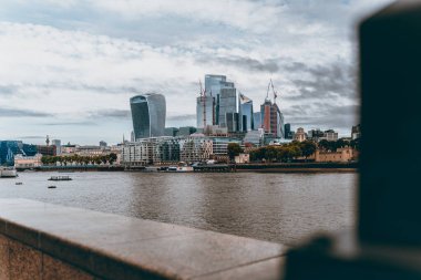 Kasvetli bir günde South Bank 'tan Londra Skyline manzarası