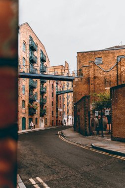 Londra 'daki tuğla binalar, üstten geçitli.