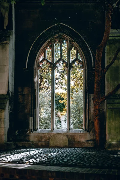 St Dunstan-in-the-East 'in tarihi kalıntıları, Londra' nın kalbinde sakin bir şehir merkezi..