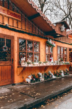 Avusturya, Linz 'de neşeli süslemelerle şenlikli bir Noel pazarı