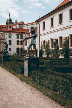 Wallenstein Bahçesi 'nde heykel, Prag, kale duvarları ve açık yaz gökyüzü.