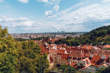 Prag 'ın turuncu çatılarıyla büyüleyici şehir manzarası, tarihi mimariye bakıyor..