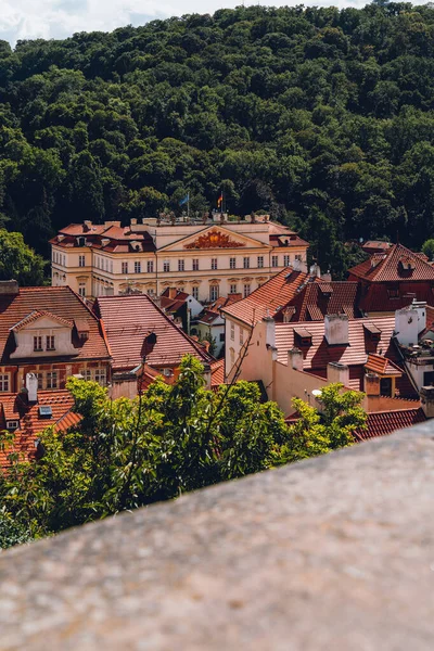 Prag Turuncu Kırmızı Çatıları Olan Eski Yerleşim Bölgesinin Büyüleyici Ağustos — Stok fotoğraf