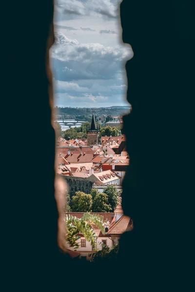 Çek Cumhuriyeti Prag Dramatik Şehir Manzarası Yüksek Pencere Çerçevesinden — Stok fotoğraf