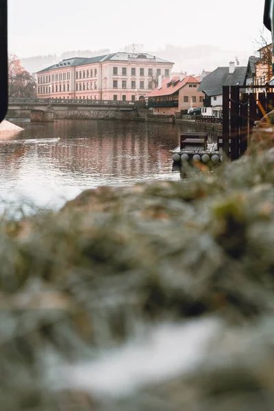 Avrupa köyü, ortaçağ kasabası, kış sabahı, su, büyüleyici Cesky Krumlov seyahat merkezi.