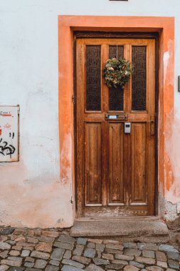 Çek Cumhuriyeti Cesky Krumlov 'da ahşap evleri olan ortaçağ köyü.