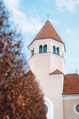 Ortaçağ köyündeki tarihi kilise; UNESCO Dünya Mirası; kış gökyüzü; mimari güzellik.