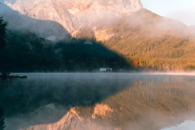Avusturya Alpleri sonbaharda. Langbath Gölü üzerindeki sisli güzel manzara..