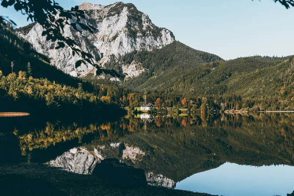 Majestueux Lac Des Alpes Autrichiennes Reflétant Beauté Automne Dans Nature Images De Stock Libres De Droits