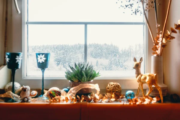 Vue Par Fenêtre Rebord Fenêtre Est Décoré Pour Noël Photos De Stock Libres De Droits