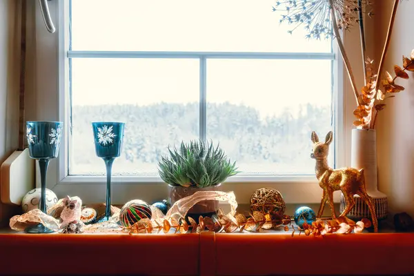 Rebord Fenêtre Festive Avec Bambi Boules Décorations Vacances Photo De Stock