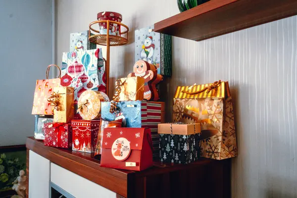 Coffrets Cadeaux Colorés Pour Saison Des Fêtes Tradition Noël Photo De Stock