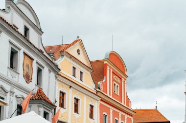 Büyüleyici binalarda, Avrupa 'daki tipik mimari tarzların bir karışımını sergileyen karmaşık tasarımlar ve canlı renkler yer alıyor. Bulutlu gökyüzü hayat dolu cephelere sessiz bir zemin ekliyor ve eski sevgilileri davet eden pitoresk bir atmosfer yaratıyor.