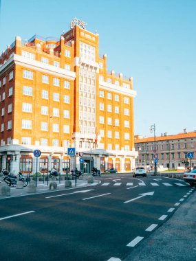 Trieste 'de hayat dolu şehir hayatı, güneşli bir yaz gününde göz kamaştırıcı mimari ve hareketli sokakları gözler önüne seriyor. Avrupa' da unutulmaz bir kaçış için mükemmel..