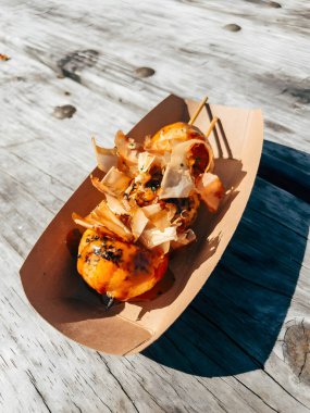 Lezzetli takoyaki, Williamsburg 'daki Smorgasburg' da servis ediliyor. Yemek severler yoğun bir öğleden sonra gezisinde canlı sokak yemekleri kültüründen ve tatlardan hoşlanırlar..