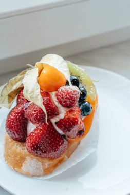 Renkli bir tatlı, olgun çilekler, yabanmersinleri ve biraz da narenciye içeren yumuşak bir pasta tabanı içerir..