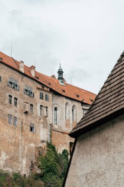 Cesky Krumlov 'daki şatonun karmaşık detaylarını keşfetmek, tarihi mimarisini ve canlı çatı renklerini ince bir gökyüzüne karşı sergilemek. Geçmişe kısa bir bakış bekliyor..
