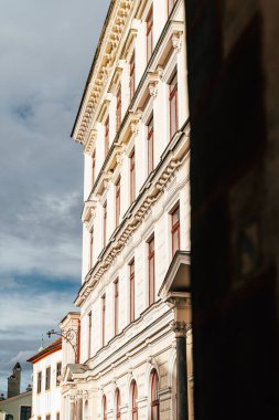 Ziyaretçiler Cesky Krumlov 'daki tarihi bir binanın karmaşık tasarımına hayran kalarak olağanüstü bir mimari sergileyebilirler. Yapı dramatik bir gökyüzüne karşı dimdik ayakta duruyor ve cazibesini arttırıyor..