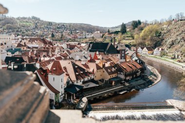 Manzaralı bir vadiye yerleşen Cesky Krumlov, resimli binalarını ve dolambaçlı nehrini sergiliyor. Nisan ayı, çiçek açan ağaçlar ve ilginç atmosferi güçlendiren açık gökyüzü ile canlı renkler getirir..