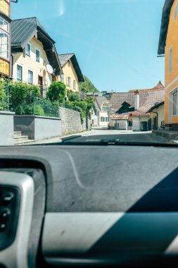 Etrafı renkli evler ve açık mavi gökyüzüyle çevrili Bad Ischl 'in pitoresk sokaklarında geziniyorum. Huzurlu atmosfer Yukarı Avusturya 'nın Salzkammergut bölgesinin güzelliğini vurguluyor.