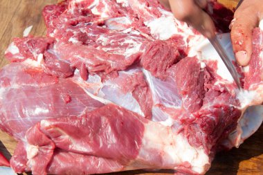 Erkek eller kesilir, et kesilir. Kasap geleneksel festivalde et hazırlar.