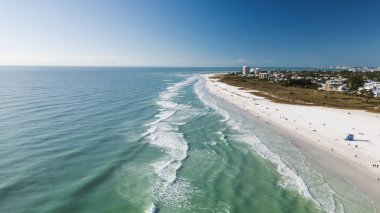 Siesta Key, Florida sahilinde İHA uçuş manzarası. Güneşli bir günde güzel Siesta Key plajı. Siesta Key sahilinde şeffaf su ve mavi deniz.
