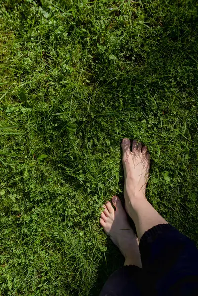 Obrázek Bosých Ženských Nohou Stojící Čerstvé Mokré Trávě Horní Pohled — Stock fotografie
