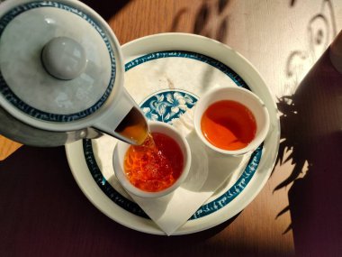 Çay bardağa dolana kadar döküldü..