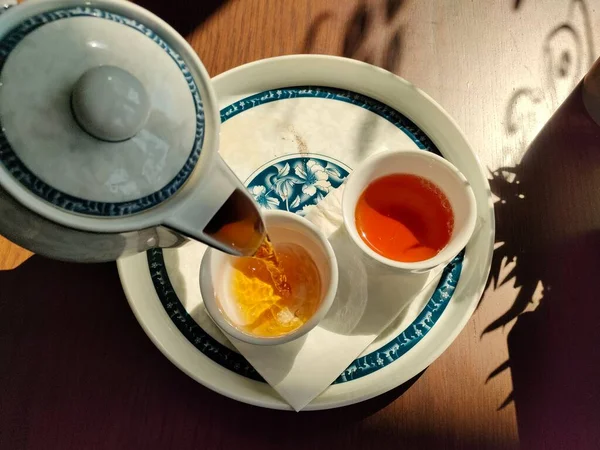Чай Вливали Чашку — стокове фото
