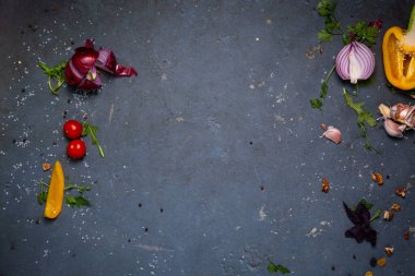 Sarı dolma biber, sarımsak, soğan, roka ve domates gri arka planda kabuk bağlar. Sağlıklı beslenme kavramı, lezzetli yemekler. Baharatlar. Metin uzayı